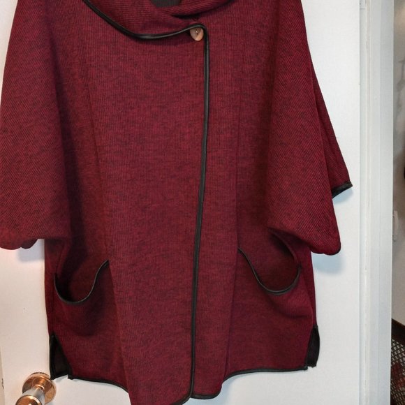 GIRASOLE - Cape, one size but easily fits large to 1X, wine with black trim. - Picture 2 of 8